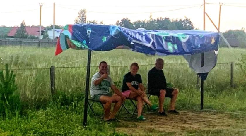 Вода в озере кажется теплее